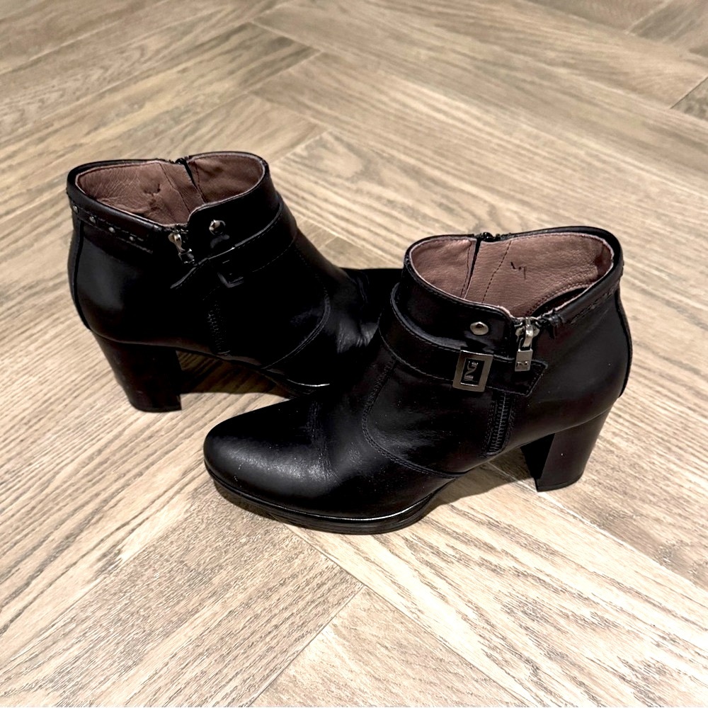 Nero Giardini Black Leather Boots with Stud Detail, In Excellent Condition, 38